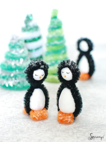 bricolage DIY pingouins en oeufs en papier et tiges de fils chenilles